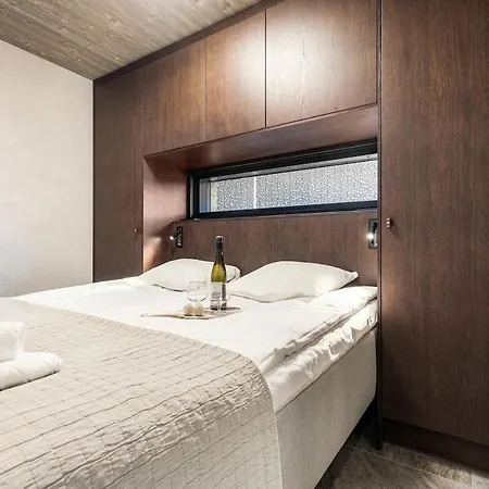 North Zenith 15b By Hilla *